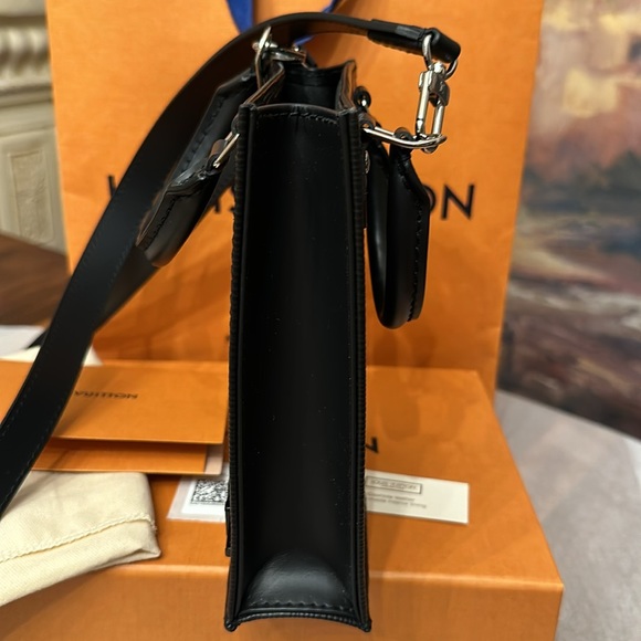 Authentic Louis Vuitton P. Sac Plat Epi Noir - Picture 5 of 17